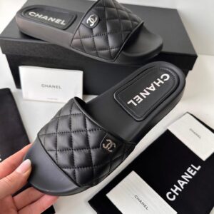 Chanel Klapki Skórzane 37